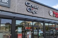 Great Clips salon storefront